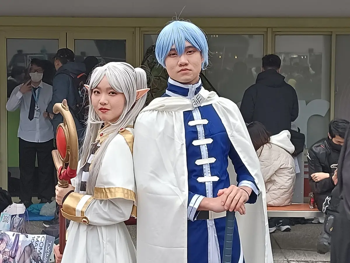 Dupla de cosplayers caracterizada como Frieren e Himmel, do anime Frieren e a Jornada para o Além