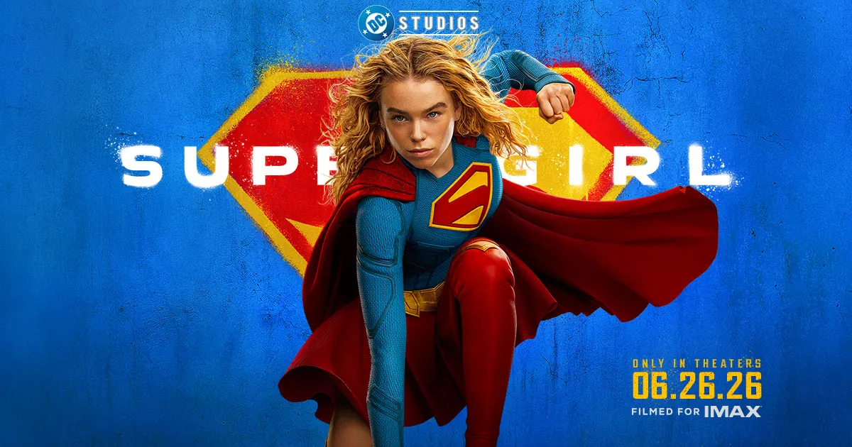 Arte oficial de Supergirl: Milly Alcock de uniforme, ajoelhada diante do brasão da personagem