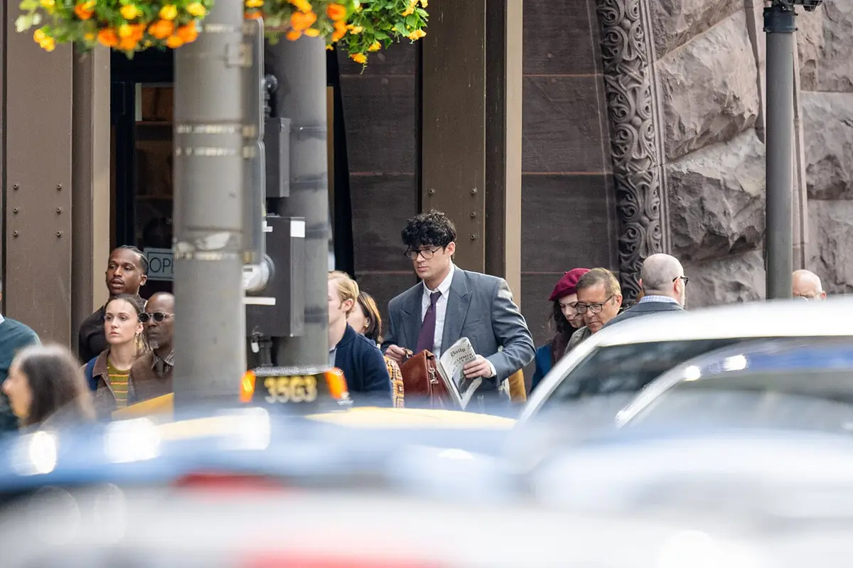 David Corenswet caracterizado como Clark Kent durante as filmagens de Superman em Cleveland