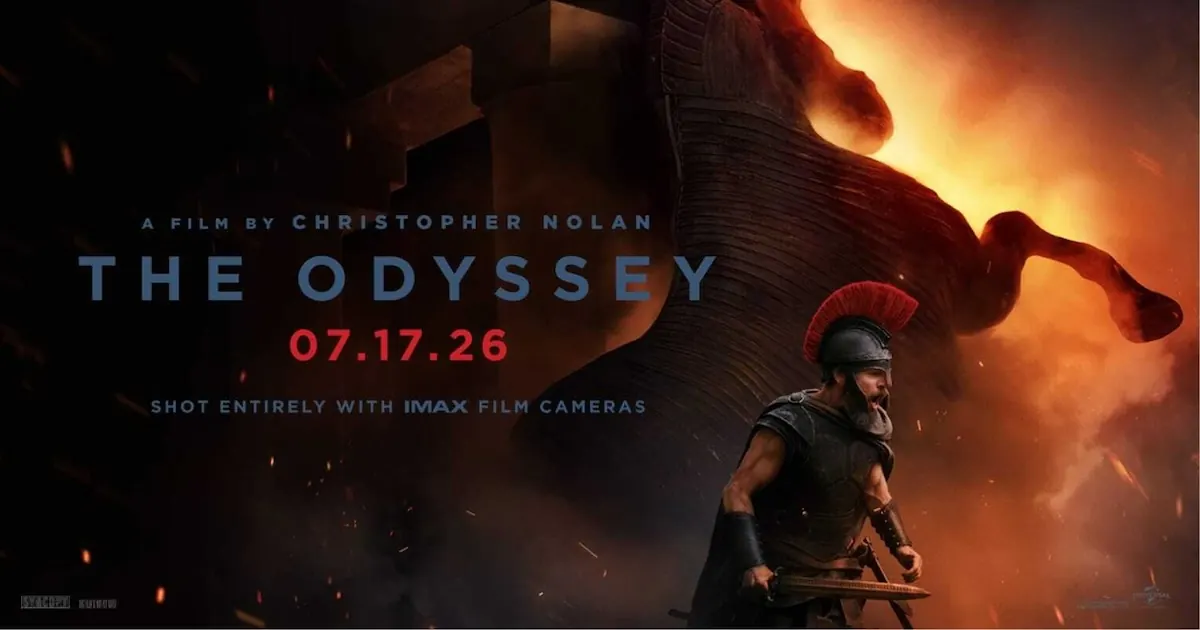 Arte oficial de The Odyssey: Odisseu de armadura e elmo diante do Cavalo de Troia em chamas