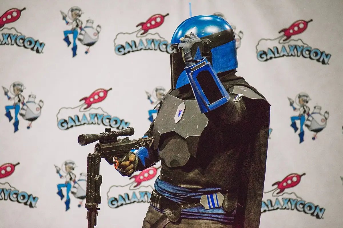 Cosplayer com armadura completa do Mandaloriano em concurso de cosplay da GalaxyCon