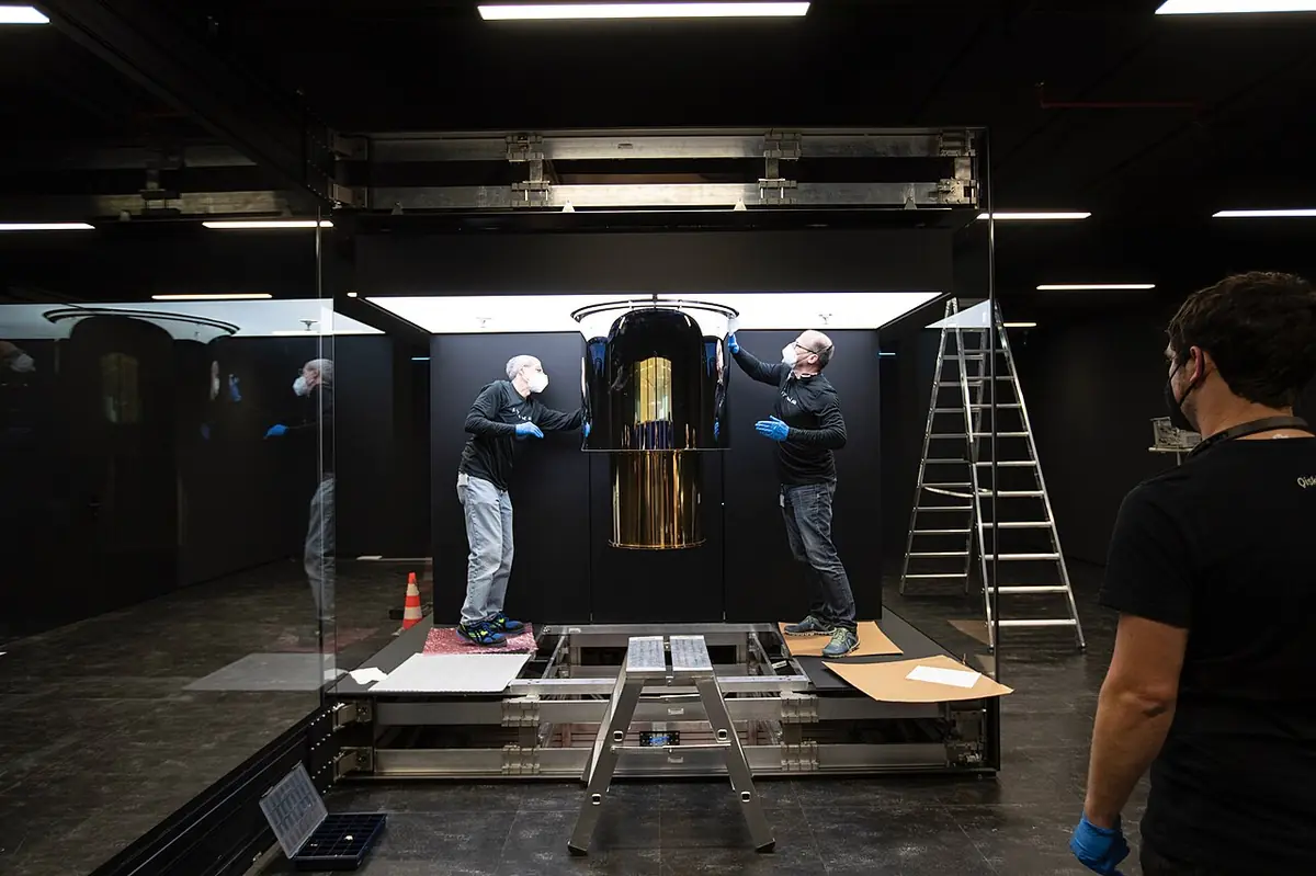 Computador quântico IBM Q System One instalado em sala de exibição, dentro de sua câmara de vidro