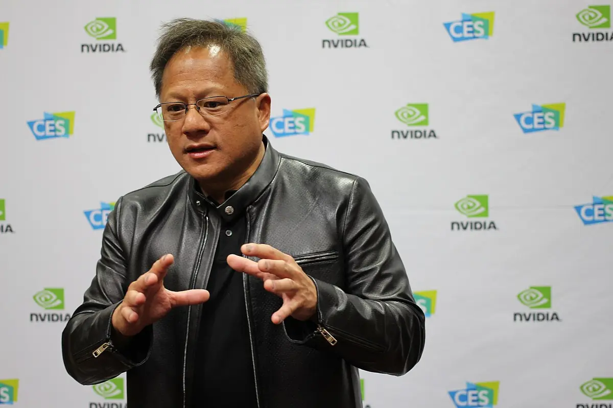 Jensen Huang, CEO da NVIDIA, gesticulando durante apresentação no palco