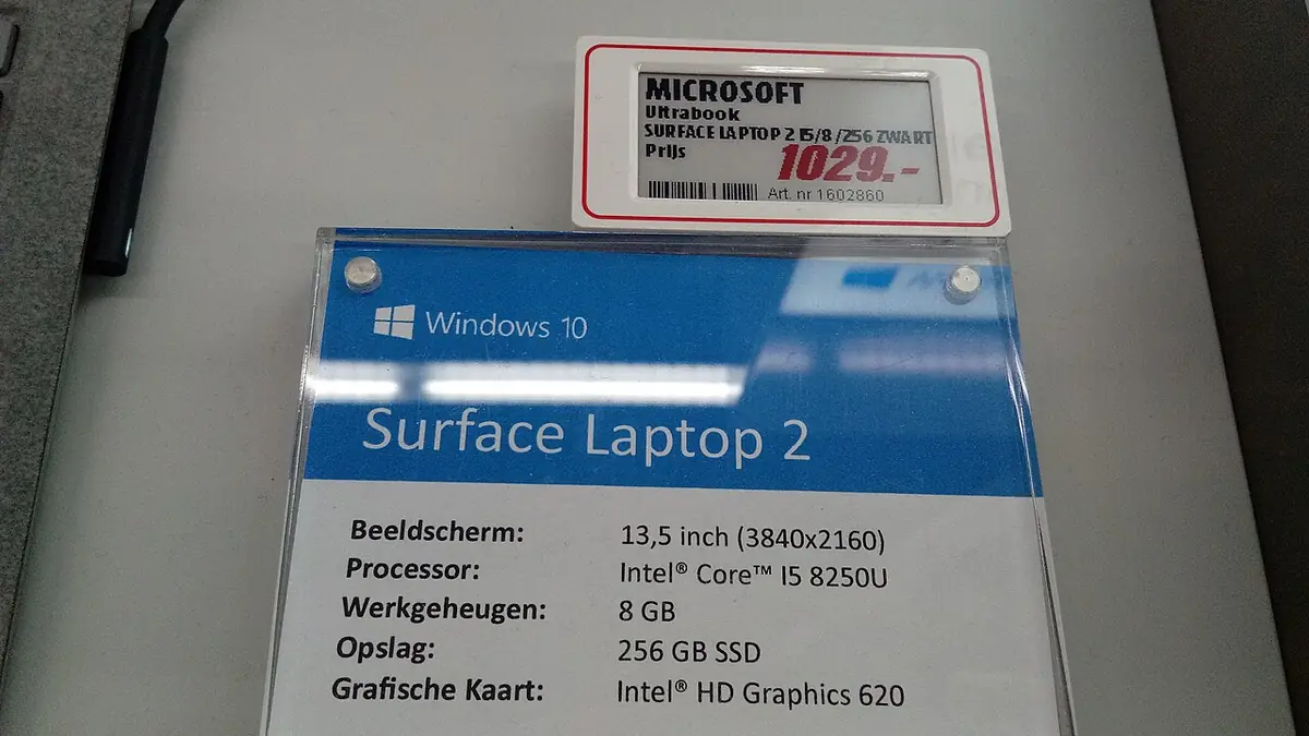 Notebook Surface Laptop 2 exibindo a tela inicial do Windows 10 em uma loja
